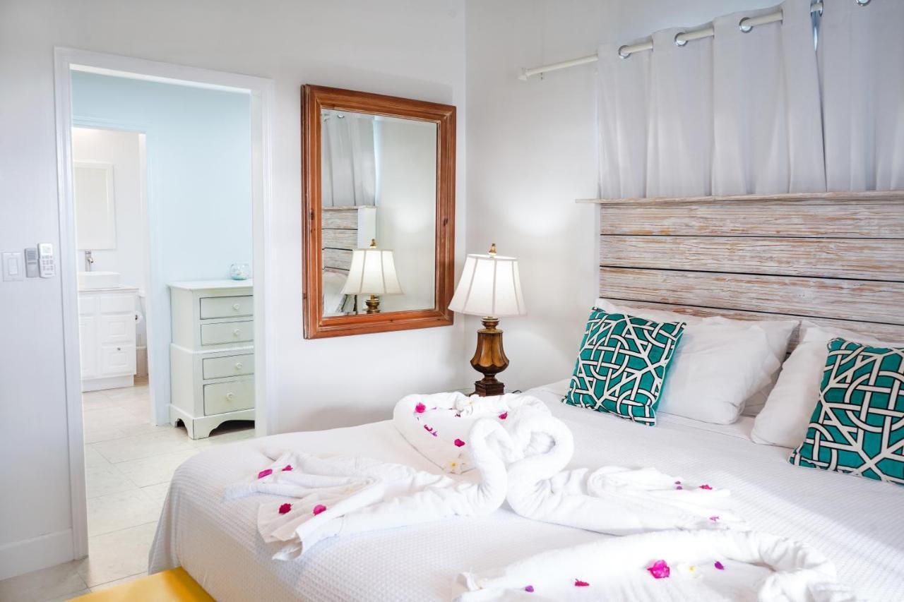 Modern Cottage With Chalk Sound Views プロビデンシアレス エクステリア 写真