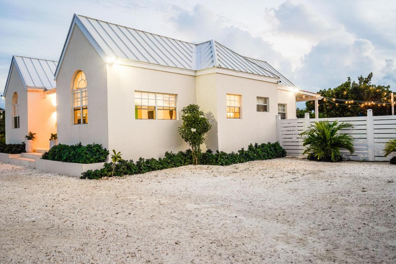 Modern Cottage With Chalk Sound Views プロビデンシアレス エクステリア 写真